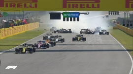 En carrera con accidentes, suspensiones y poca competencia, Hamilton regresa al triunfo
