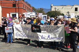 Crónica gráfica de una marcha gringa en Oaxaca por las mujeres y contra Trump