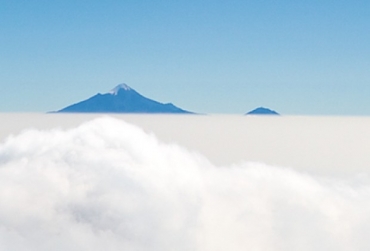 Del Archivo de Mundo Nuestro. Lecturas para el fin de año 2014: Volcanes e islas en el cielo