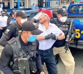César Montes, con la mochila al hombro. Cartas desde la cárcel en Guatemala / I a VII