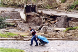 Las lluvias de octubre de 1999 en la Sierra Norte de Puebla/ Penurias por la destrucción del sistema de agua potable en Teteles