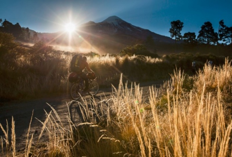 Homenaje a la bici: un viaje extremo de Cholula al Pico al mar