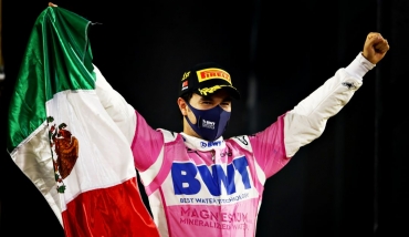 Cincuenta años después un mexicano en lo más alto del podio. Checo Pérez gana su primer gran premio