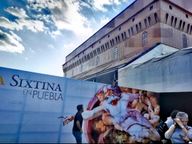 La Sixtina en Puebla: hincados ante la réplica